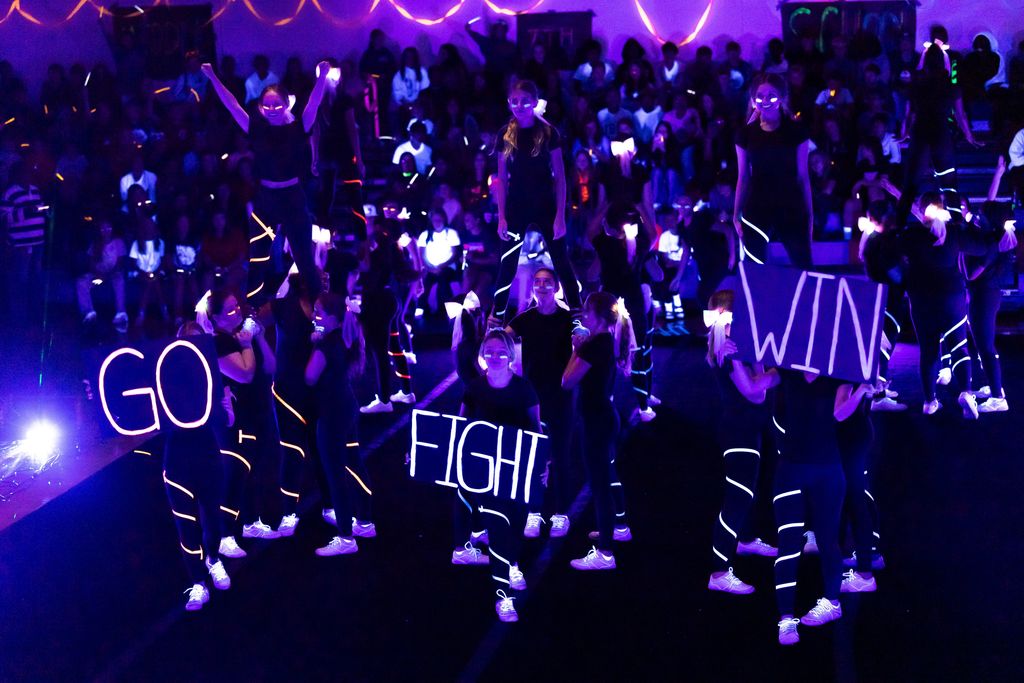 Cheerleaders neon routine