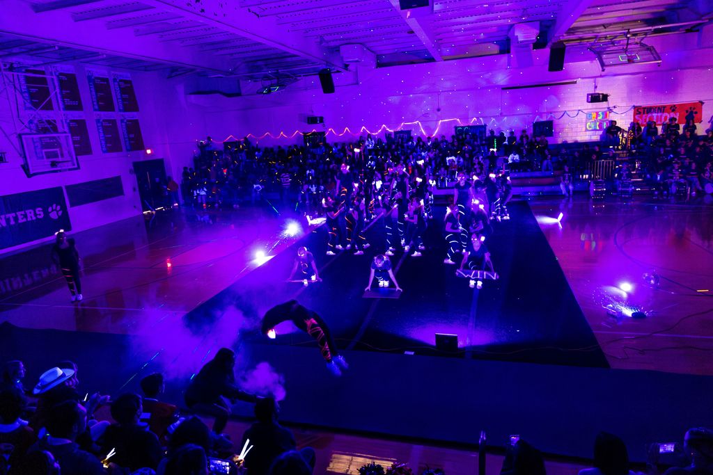 Cheerleaders neon routine