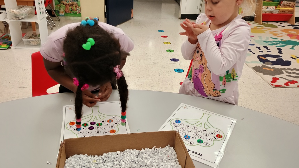 PreK sorting with colored dots