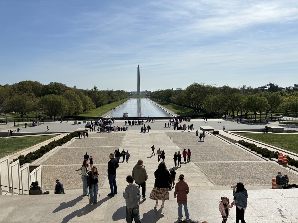 Students and the Washington Memorial in the background