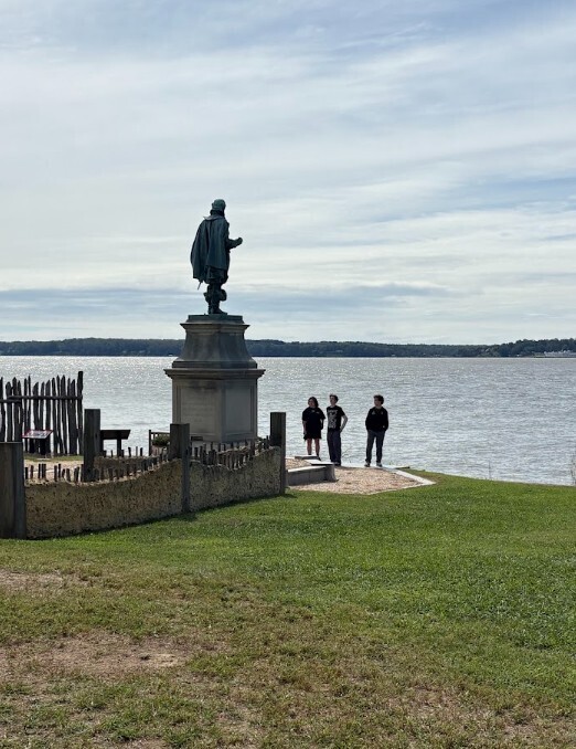 Students standing and looking up at the statute of John Smith a the History Jamestown Rediscovery Center