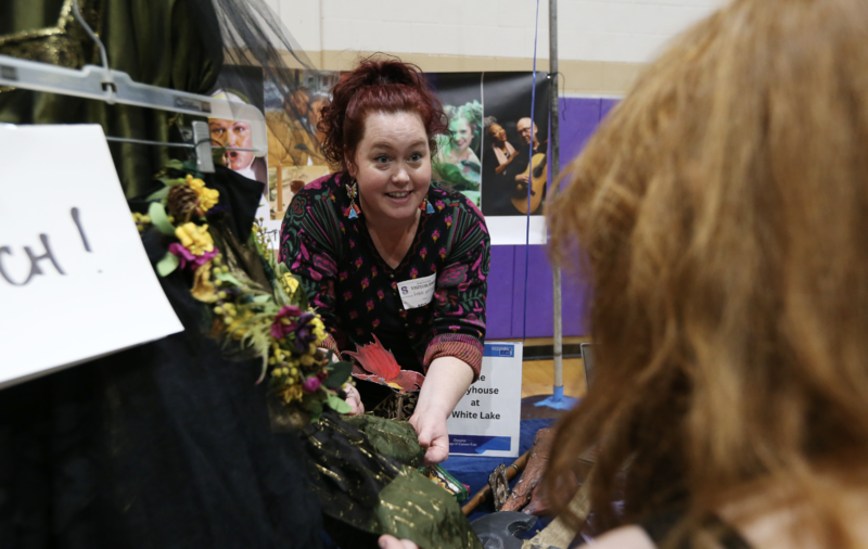 A women showing a student flowers