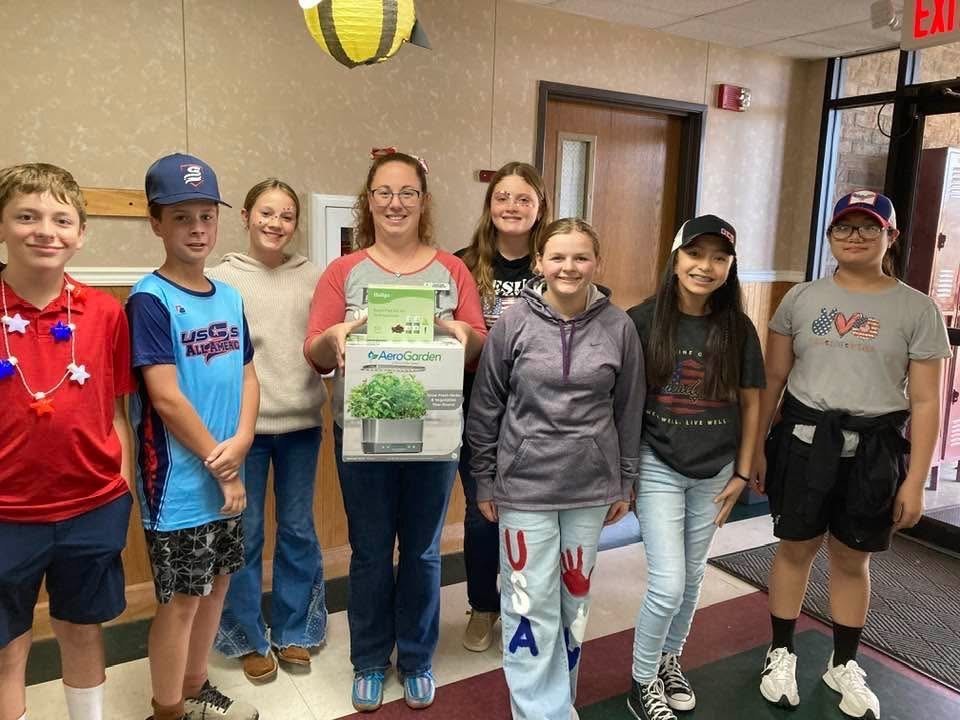 7th grade students receiving grant from Farm Bureau