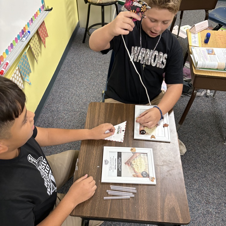 5th grade boys working on their auction project