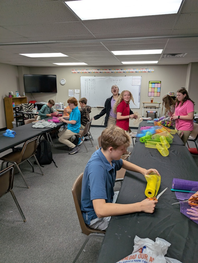 8th graders working on their auction project