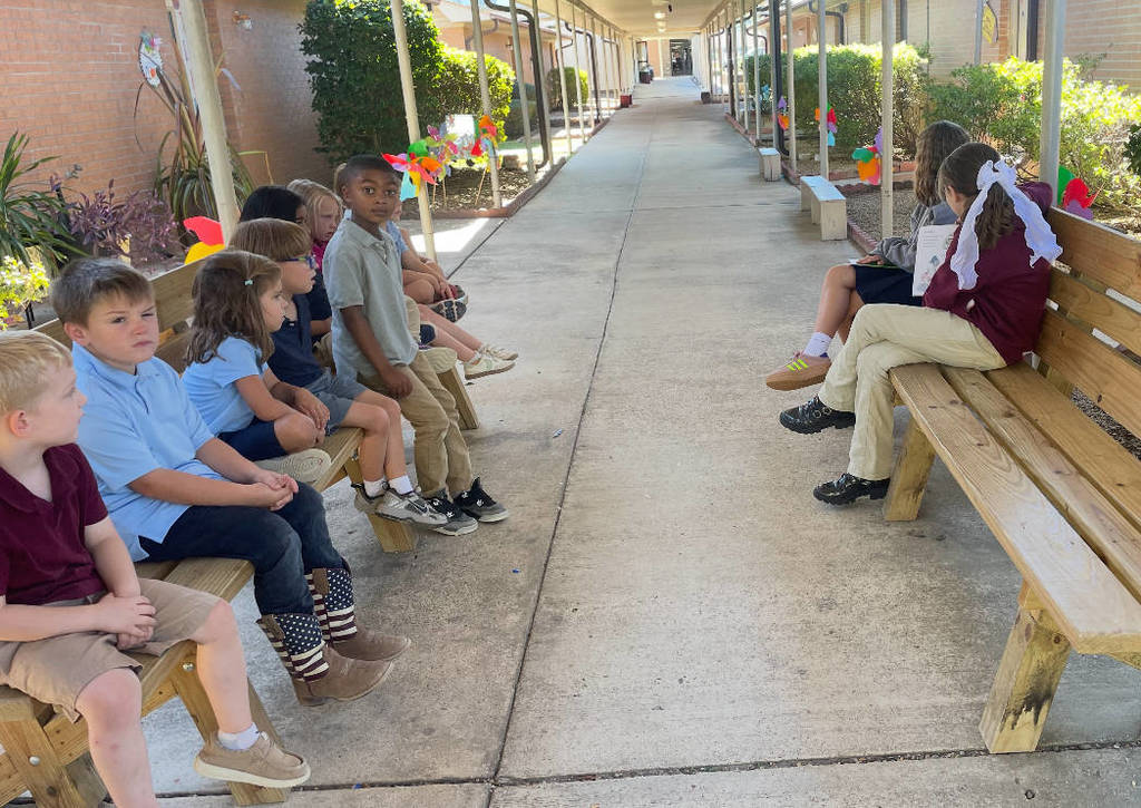 5th grade students reading to Outback