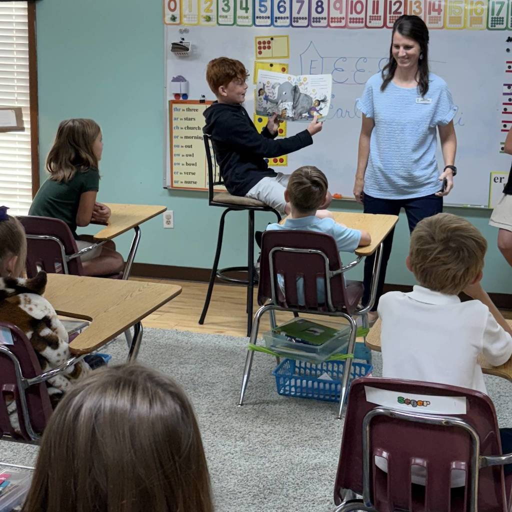 5th grade students reading to Outback