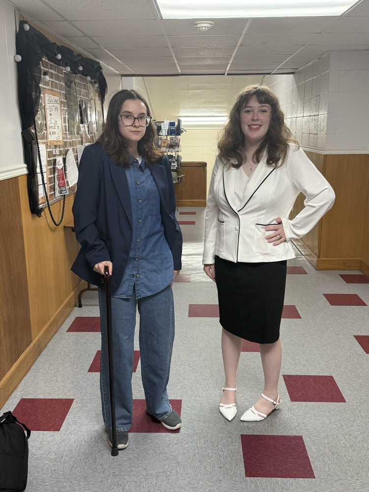 Dr. House and Dr. Cuddy from House