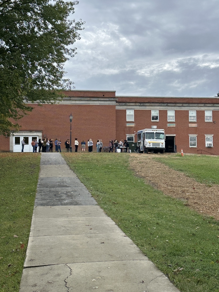 An overview of the line of conference attendees lining up to order their food from the James Rumsey food truck.
