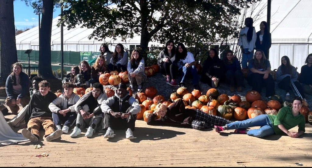 Photo of a LL Bean pumpkin carving field trip for Sculpture students