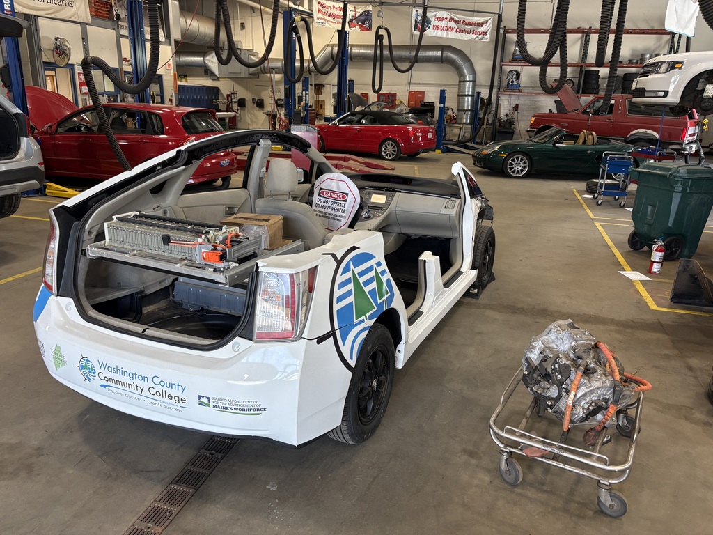 Mr. O'Brien visits Auto Tech to talk about hybrids and EVs
