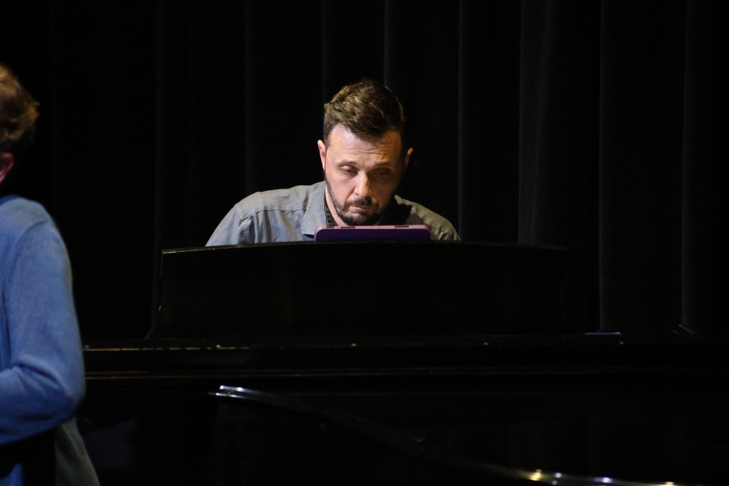 Pianist Marc Sanders playing piano