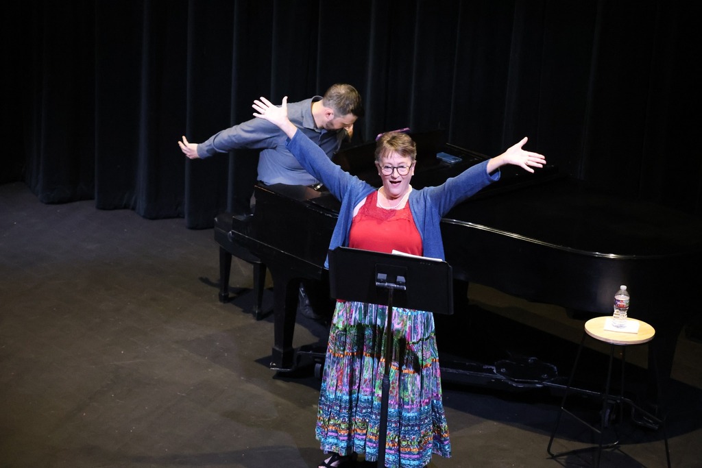 Vena Genuchi-Alesio singing and pianist Marc Sanders