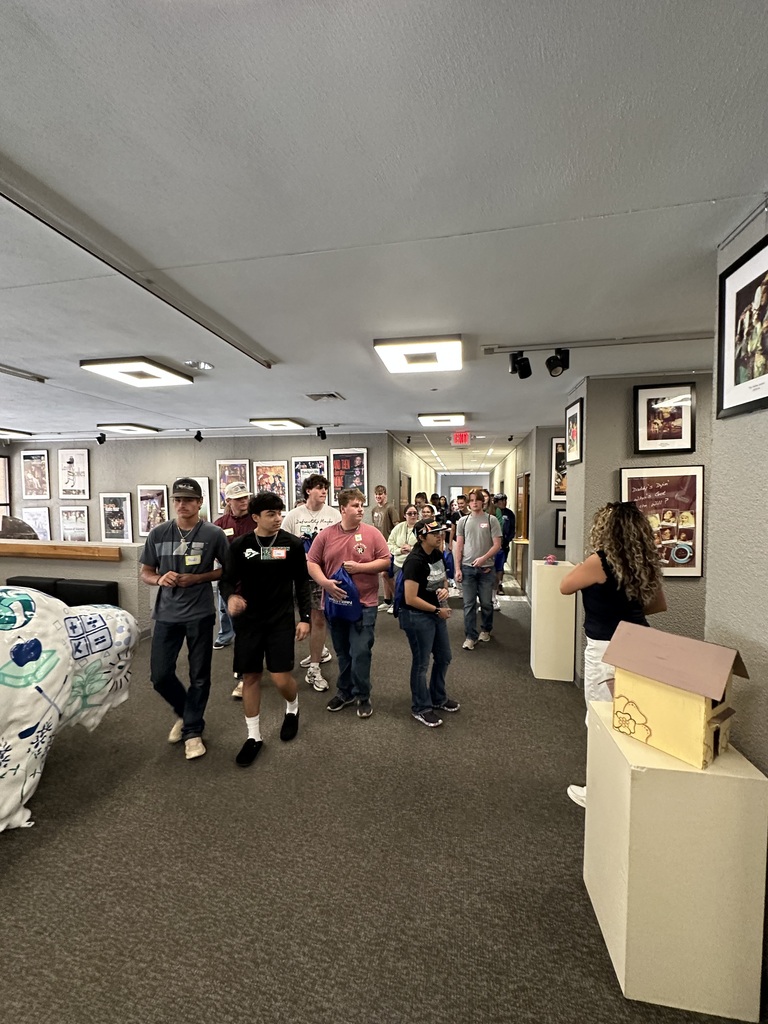 New students tour the Western Texas College Fine Arts Building during New Student Orientation.