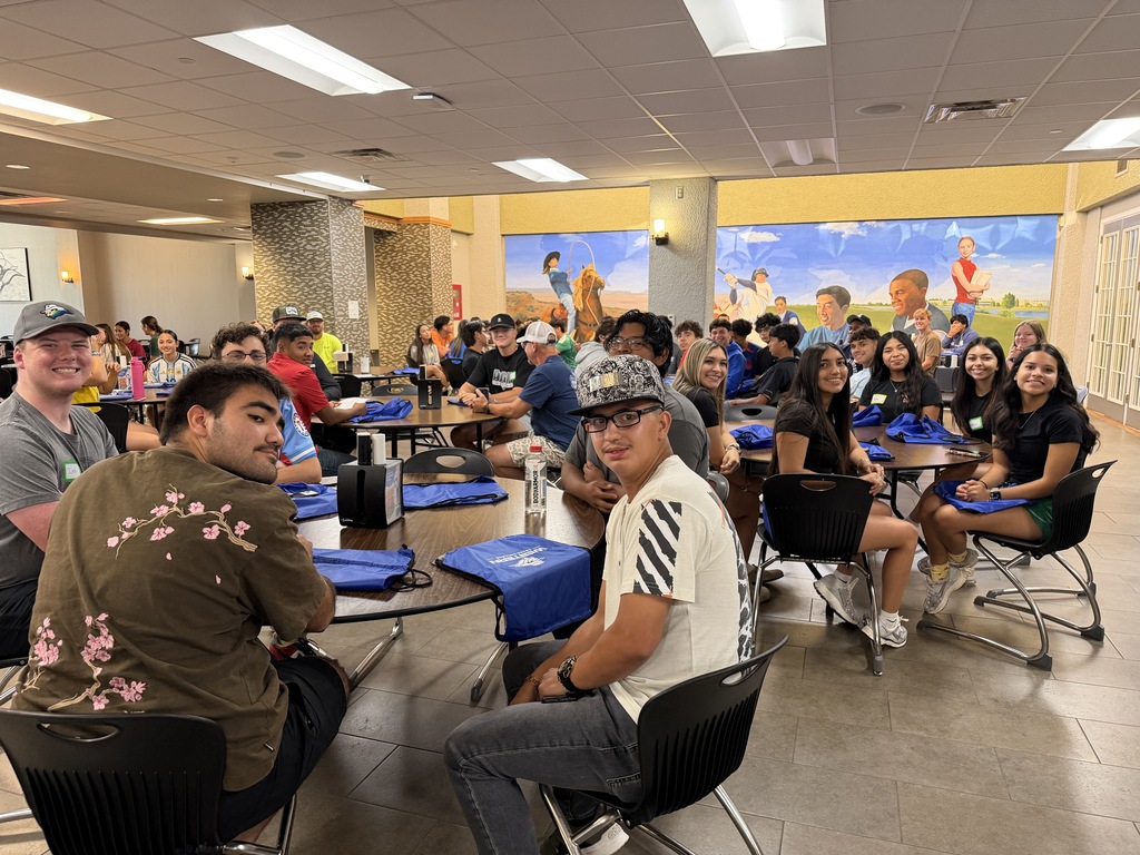 Students gather around tables in the Western Texas College cafeteria during New Student Orientation.