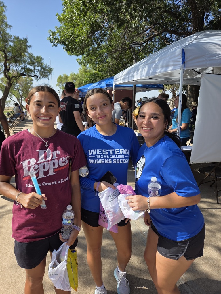 Three students smile together during Westerner Welcome Day activities.