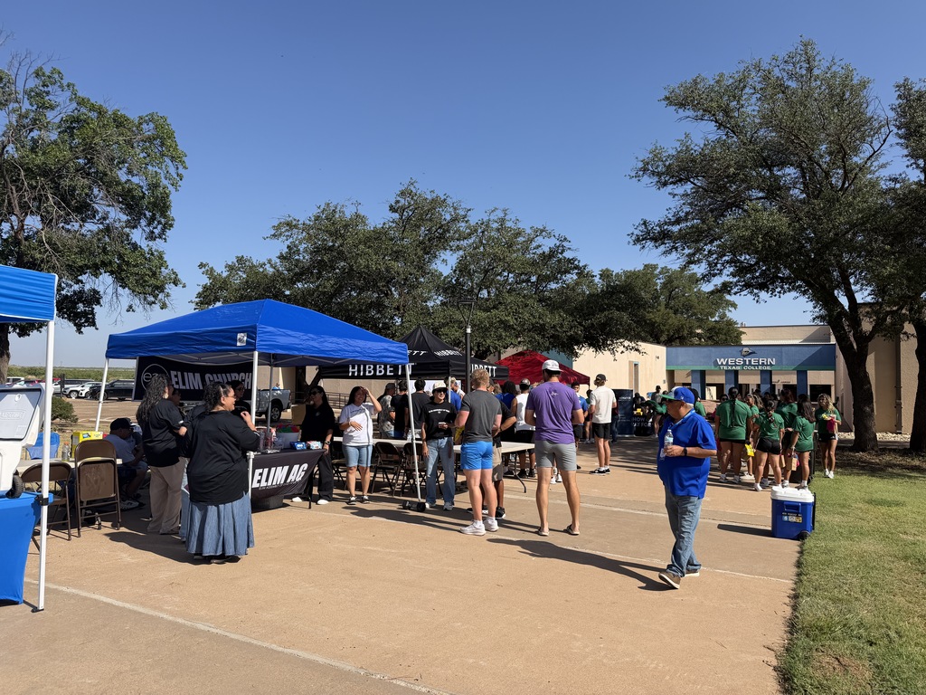 Students and community organizations gather outside the Student Commons for Westerner Welcome Day.