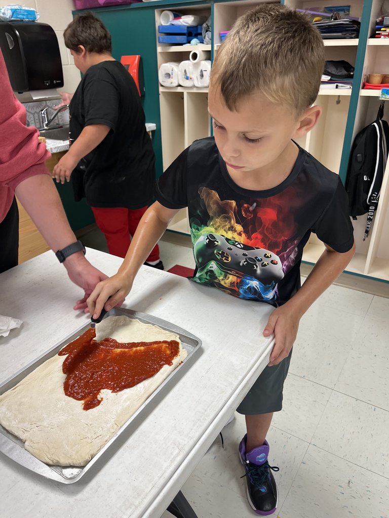 Students making pizza