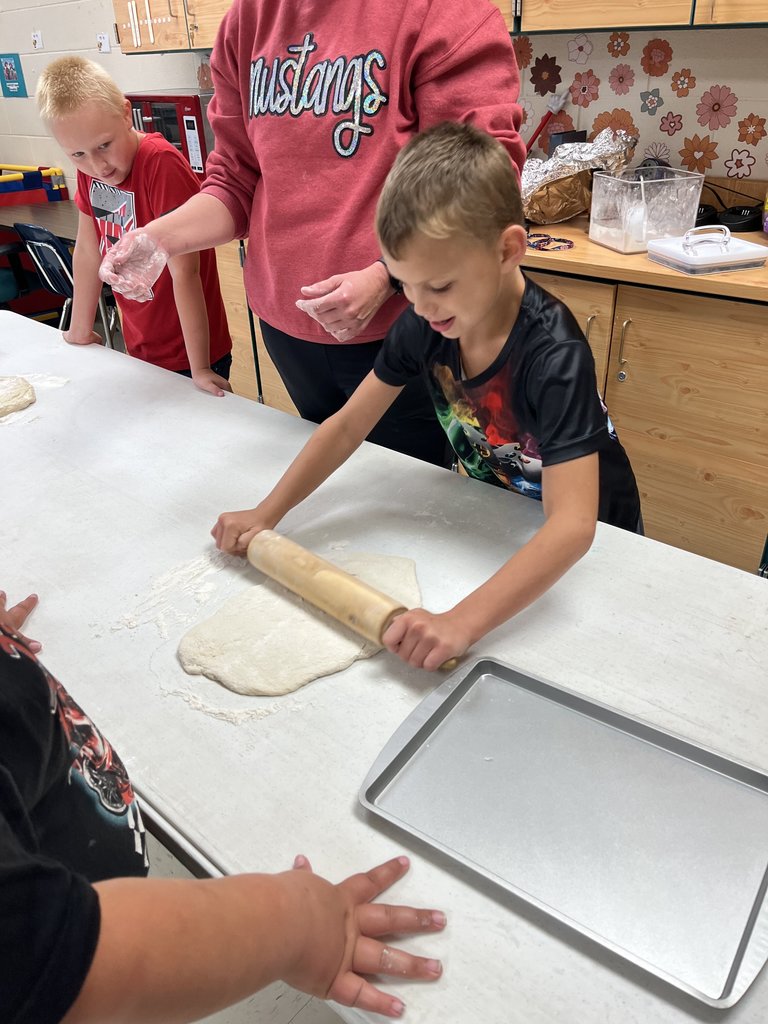 Students making pizza