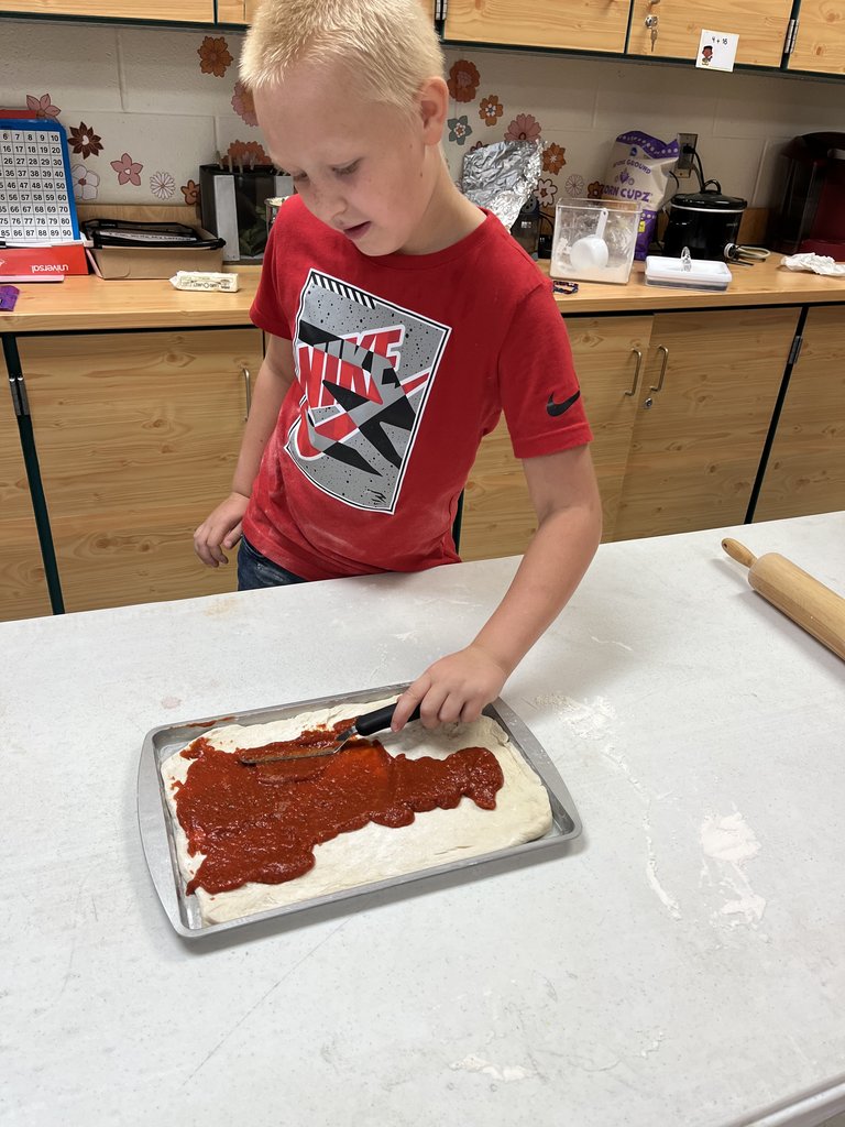 Students making pizza