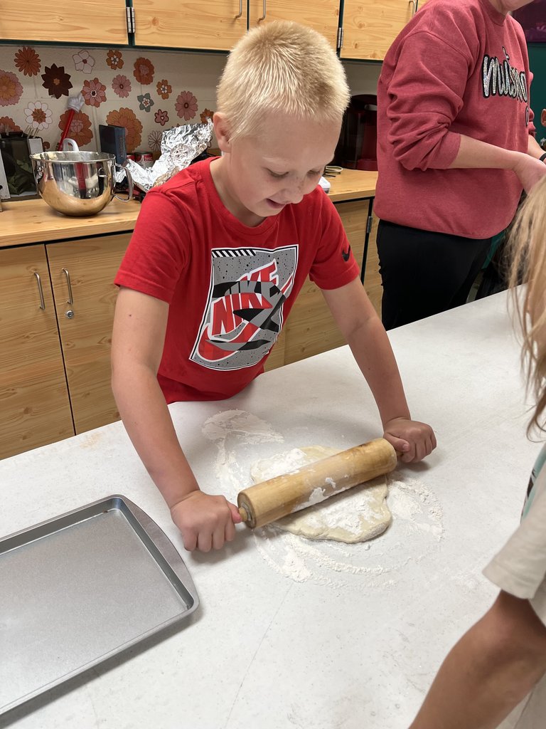 Students making pizza