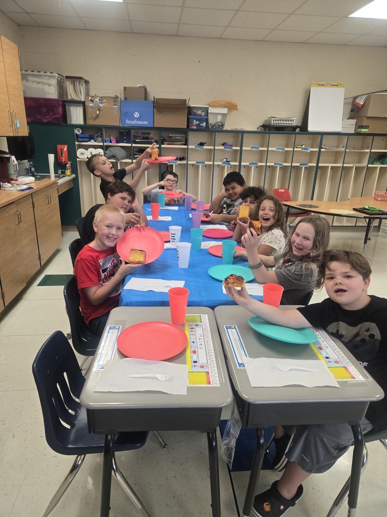 Students eating pizza