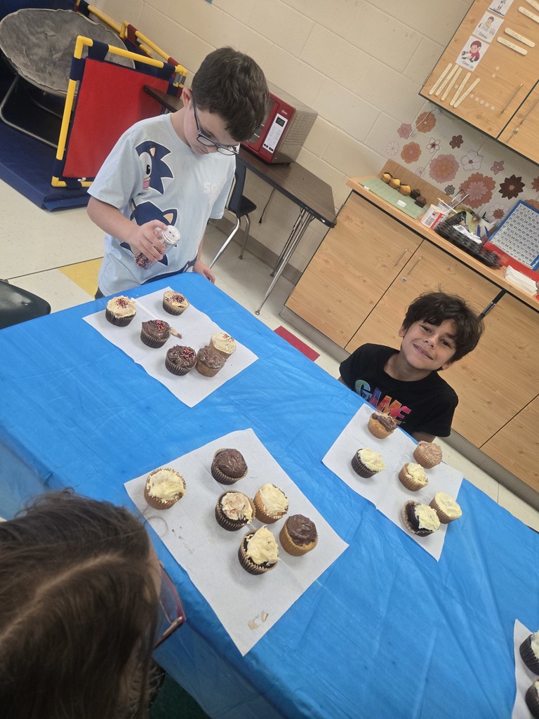 Students with cupcakes