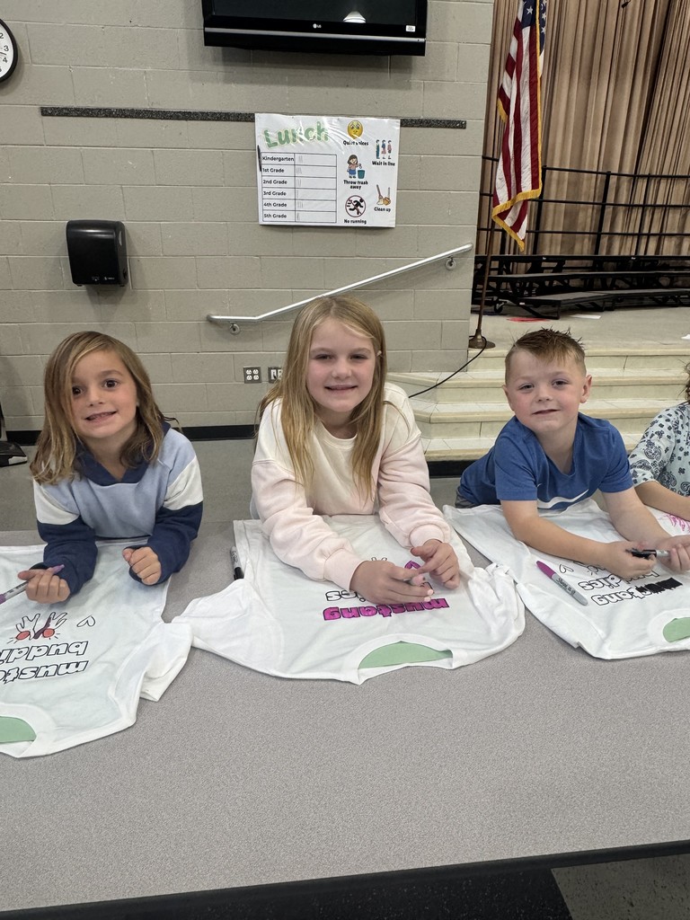 Students decorating t-shirts