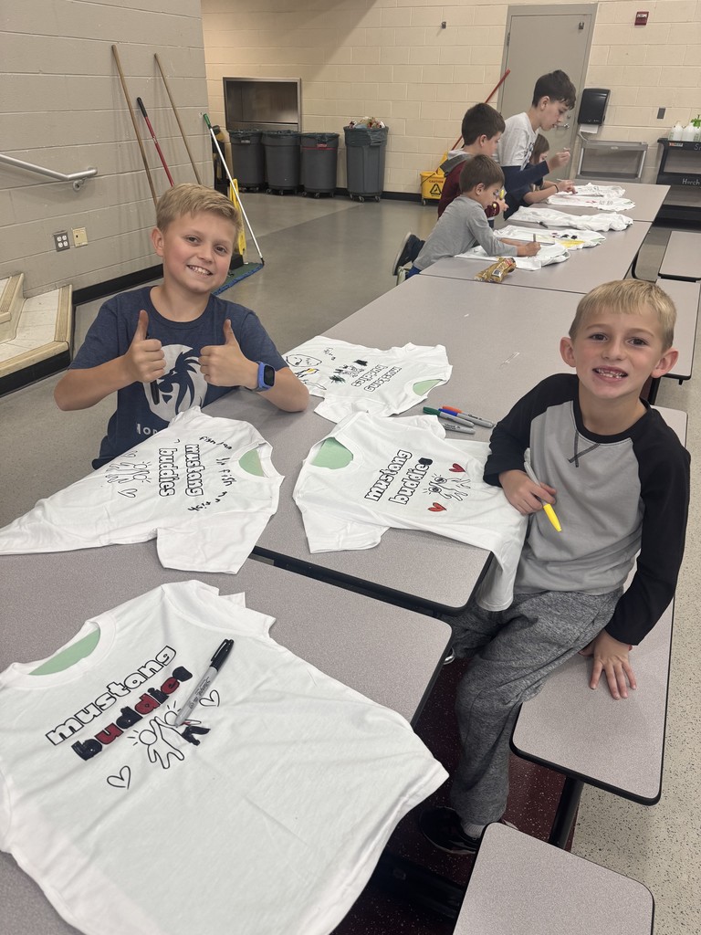 Students decorating t-shirts