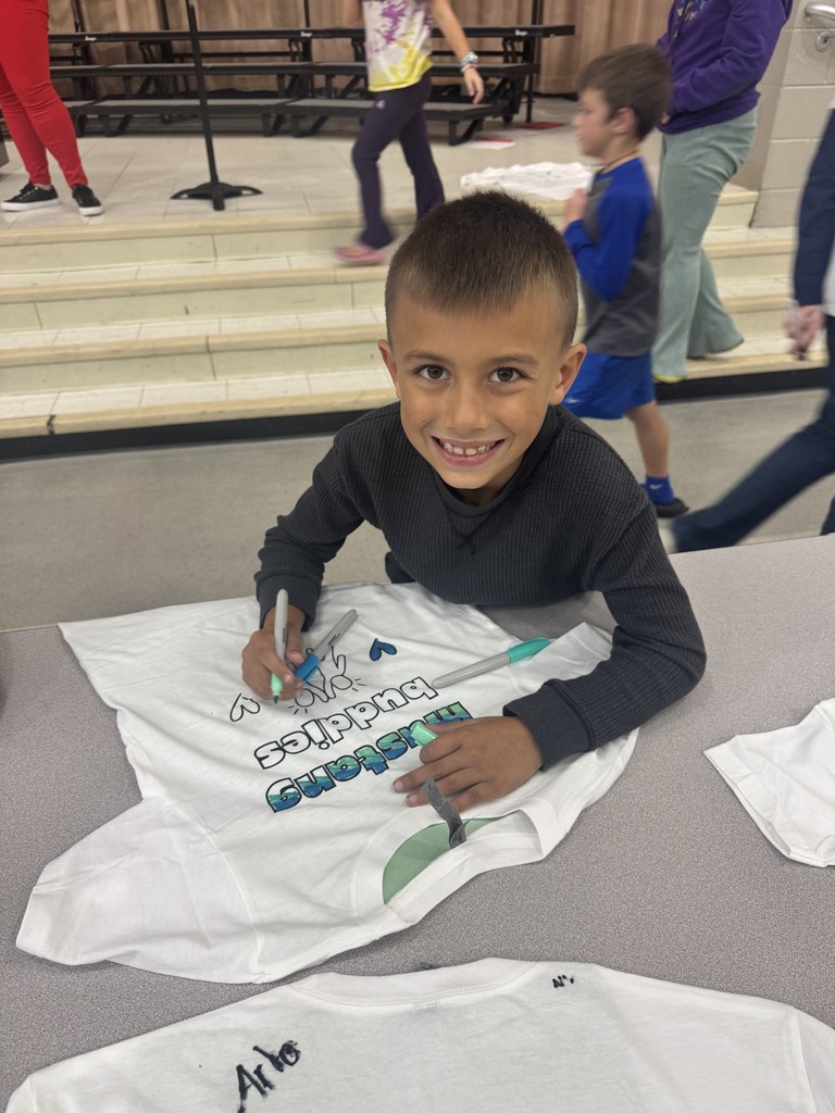 Students decorating t-shirts