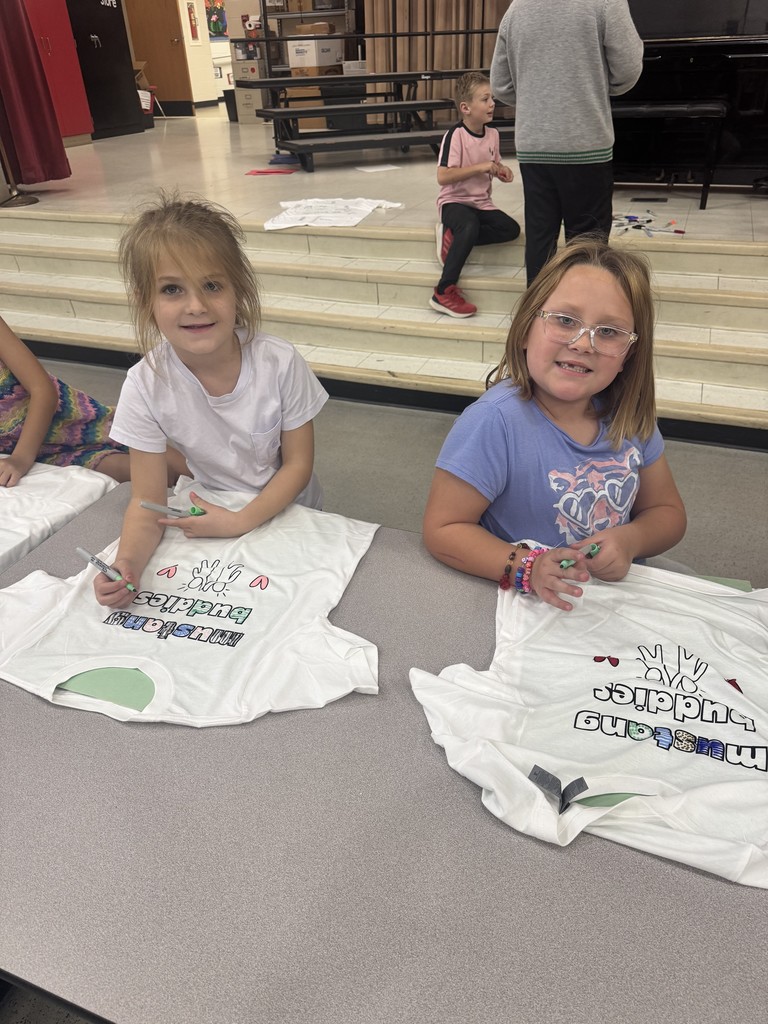 Students decorating t-shirts