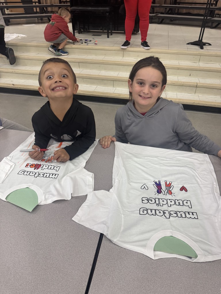 Students decorating t-shirts