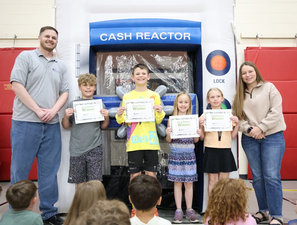 Students and ACU employees posing with certificates