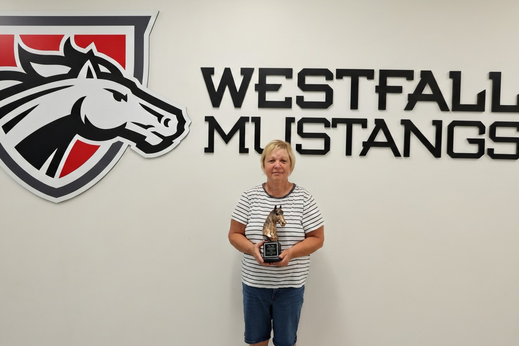 Patsy Riffle holding a horse statue