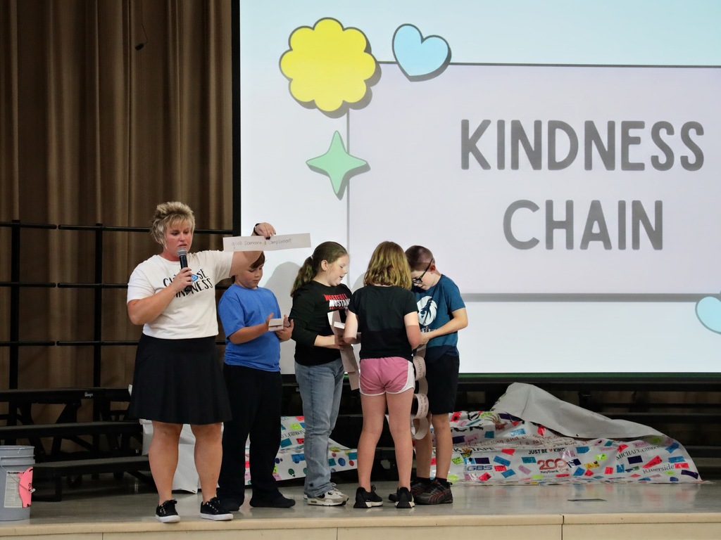 Miss Wynkoop holding up a paper link for the kindness chain