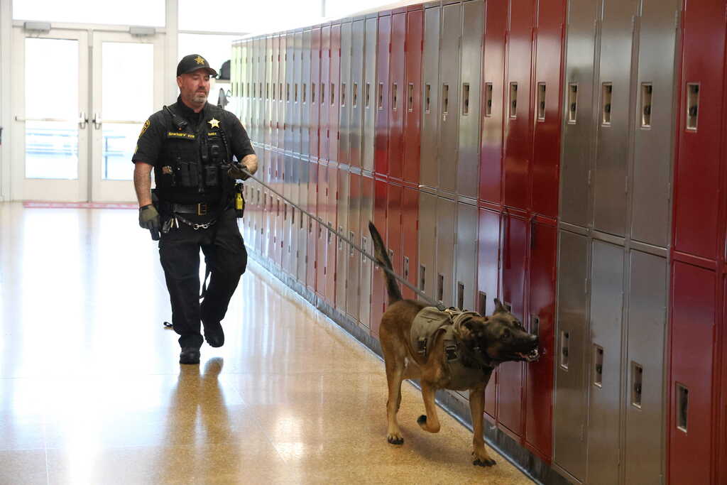 K9 Gacki checking lockers