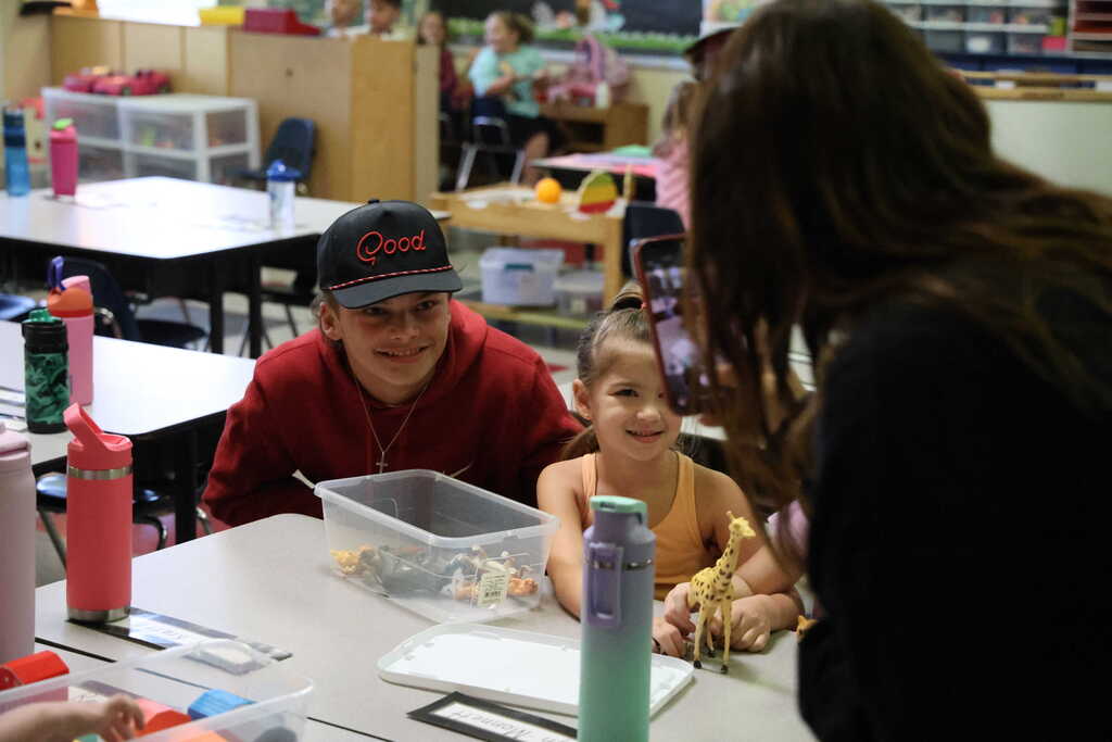 Golfers visit elementary