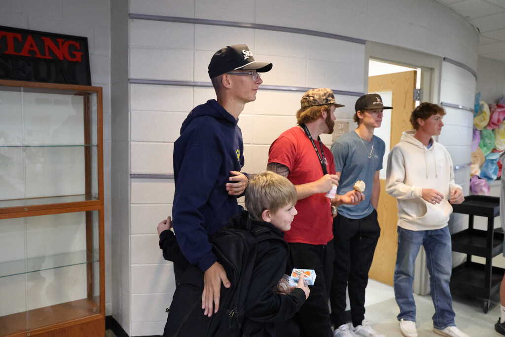 Golfers visit elementary