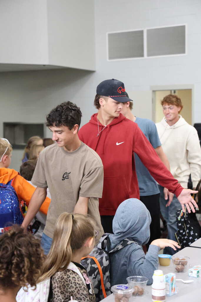 Golfers visit elementary