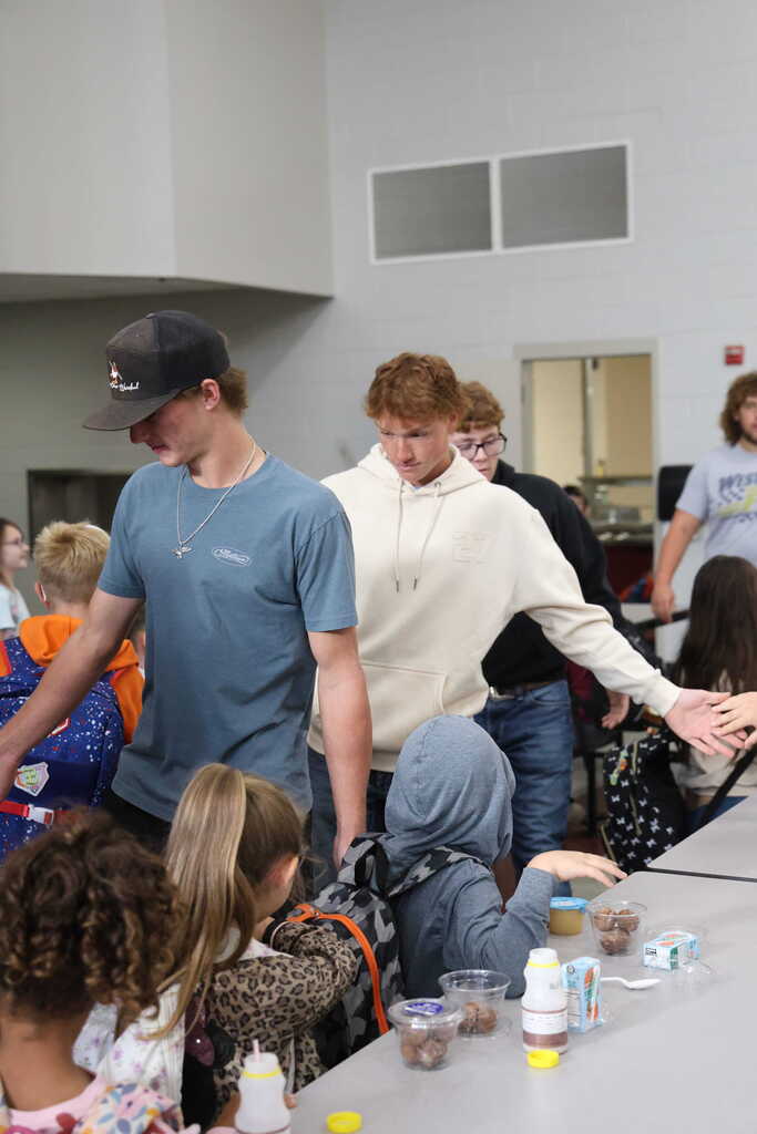 Golfers visit elementary