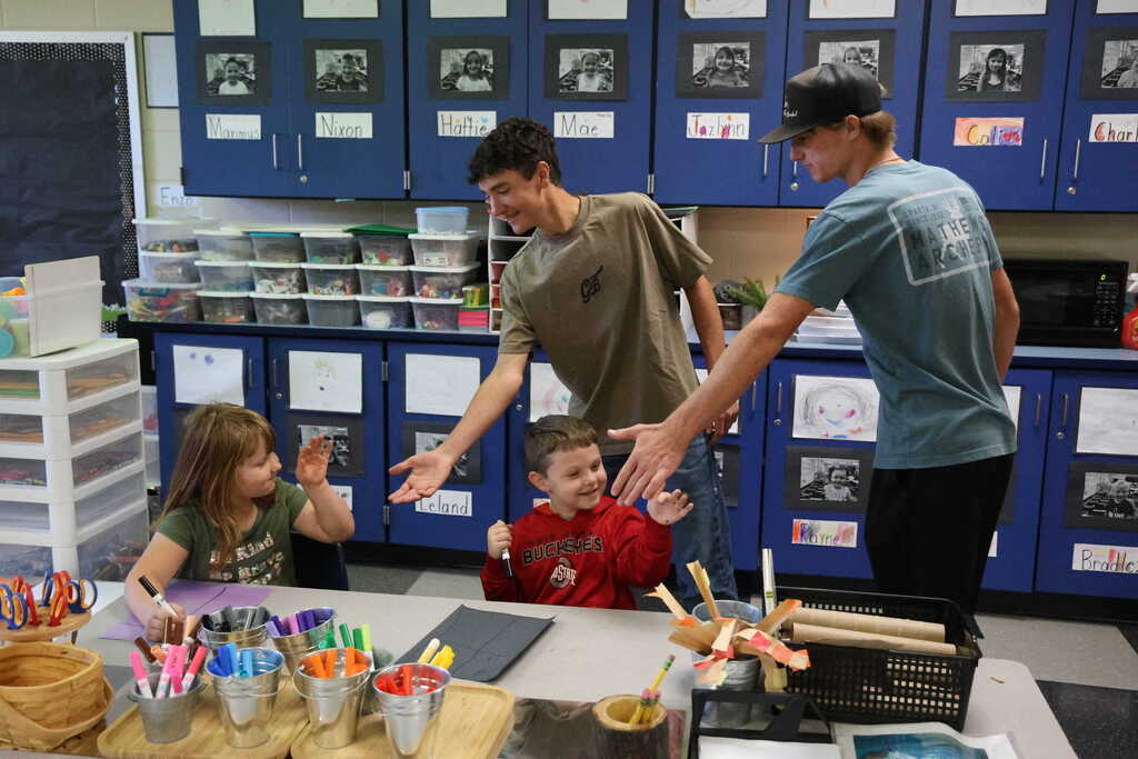 Golfers visit elementary