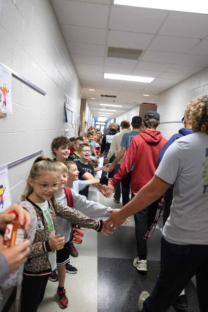 Golfers visit elementary