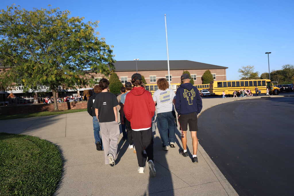 Golfers visit elementary