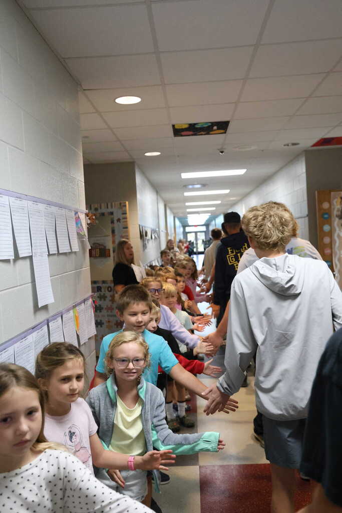 Golfers visit elementary