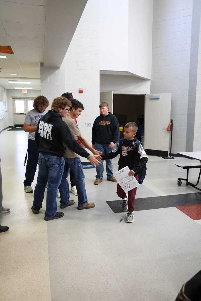 Golfers visit elementary