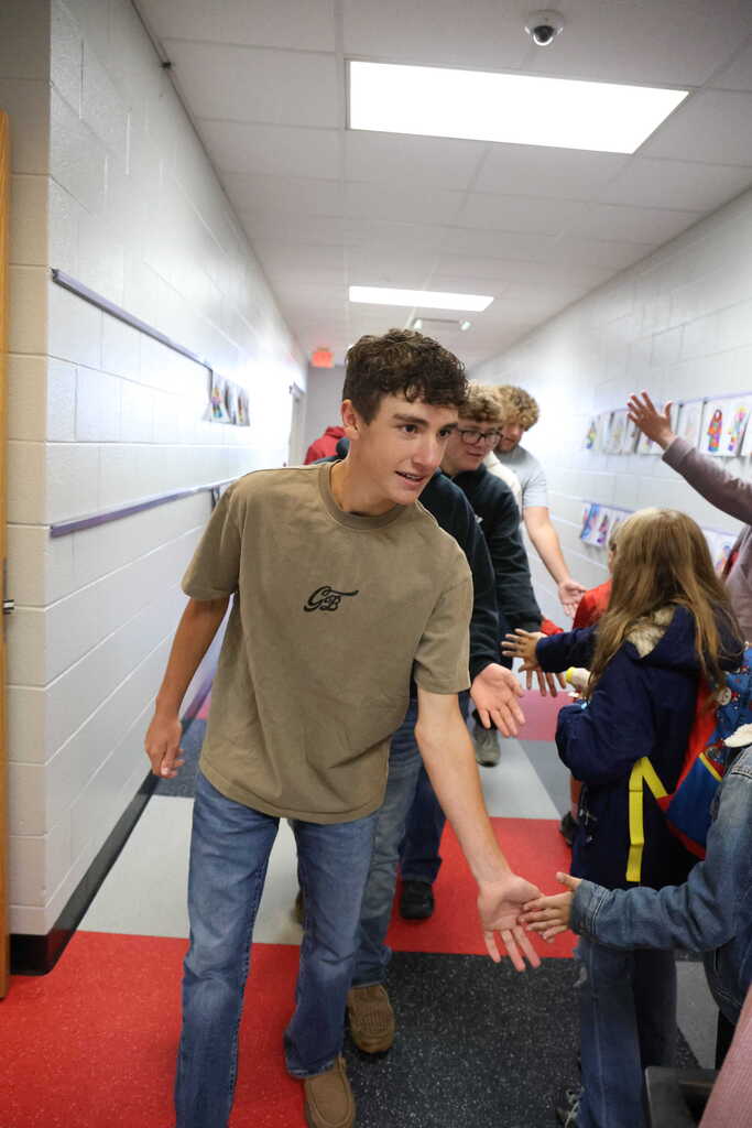 Golfers visit elementary