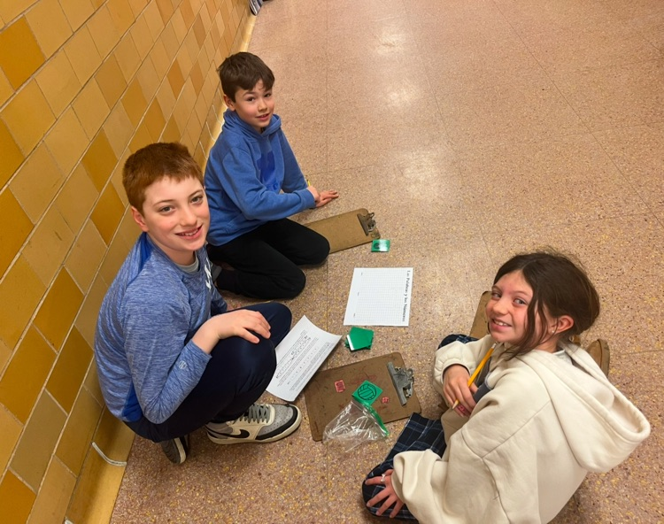4th graders work together on spanish lesson