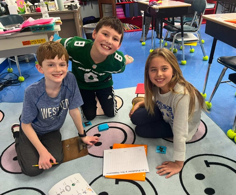 4th graders work together on spanish lesson