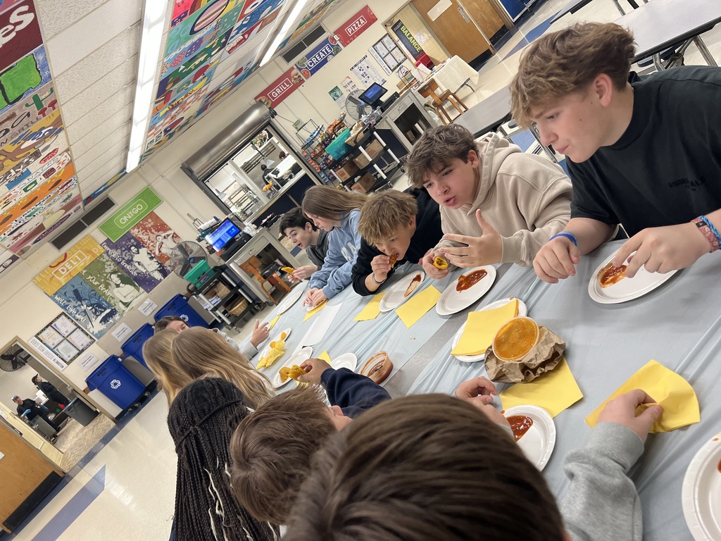 After discussing Argentinean cuisine in Spanish class, the 8th graders had the opportunity to try empanadas, a delicious and traditional Argentine dish. The students excitedly sampled savory beef empanadas and some asked for seconds and even thirds. The class rated them a “10 as a morning snack!” It was a fun and tasty way to connect language learning with real-world experiences!
