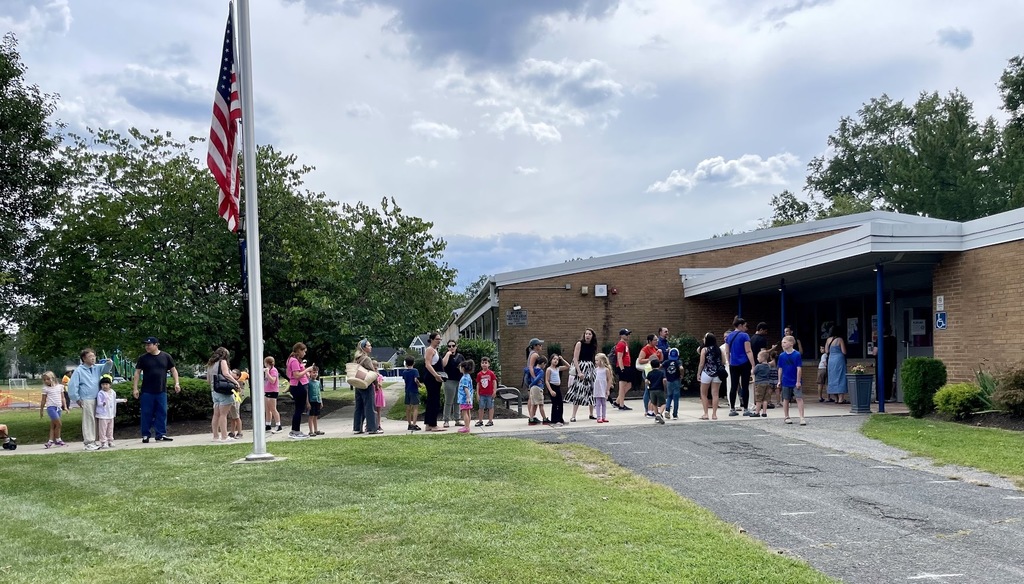 New students and families line up for a scavenger hunt at Jefferson Elementary School